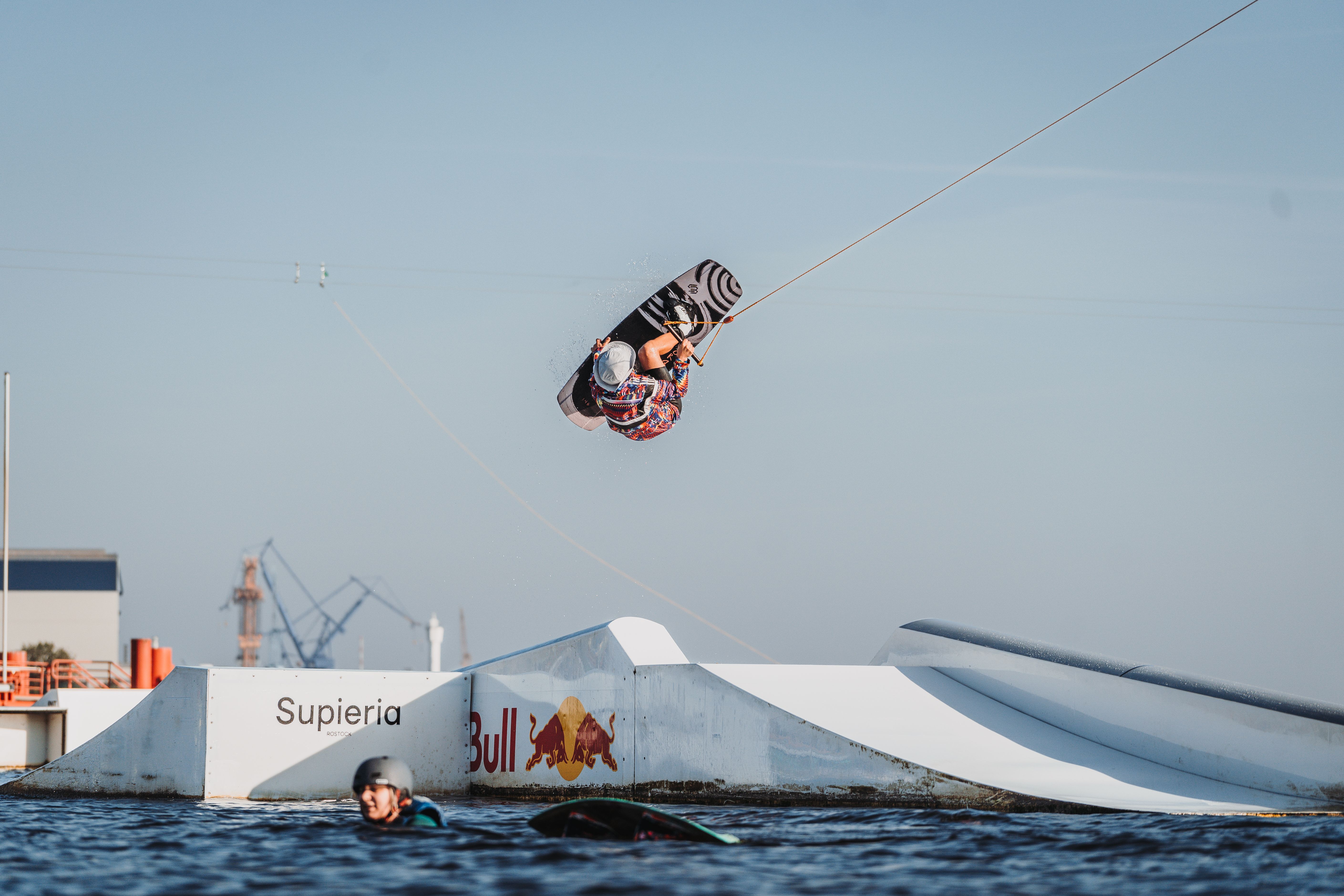 Wakeboarder fliegt über ein Obstacle bei Supieria