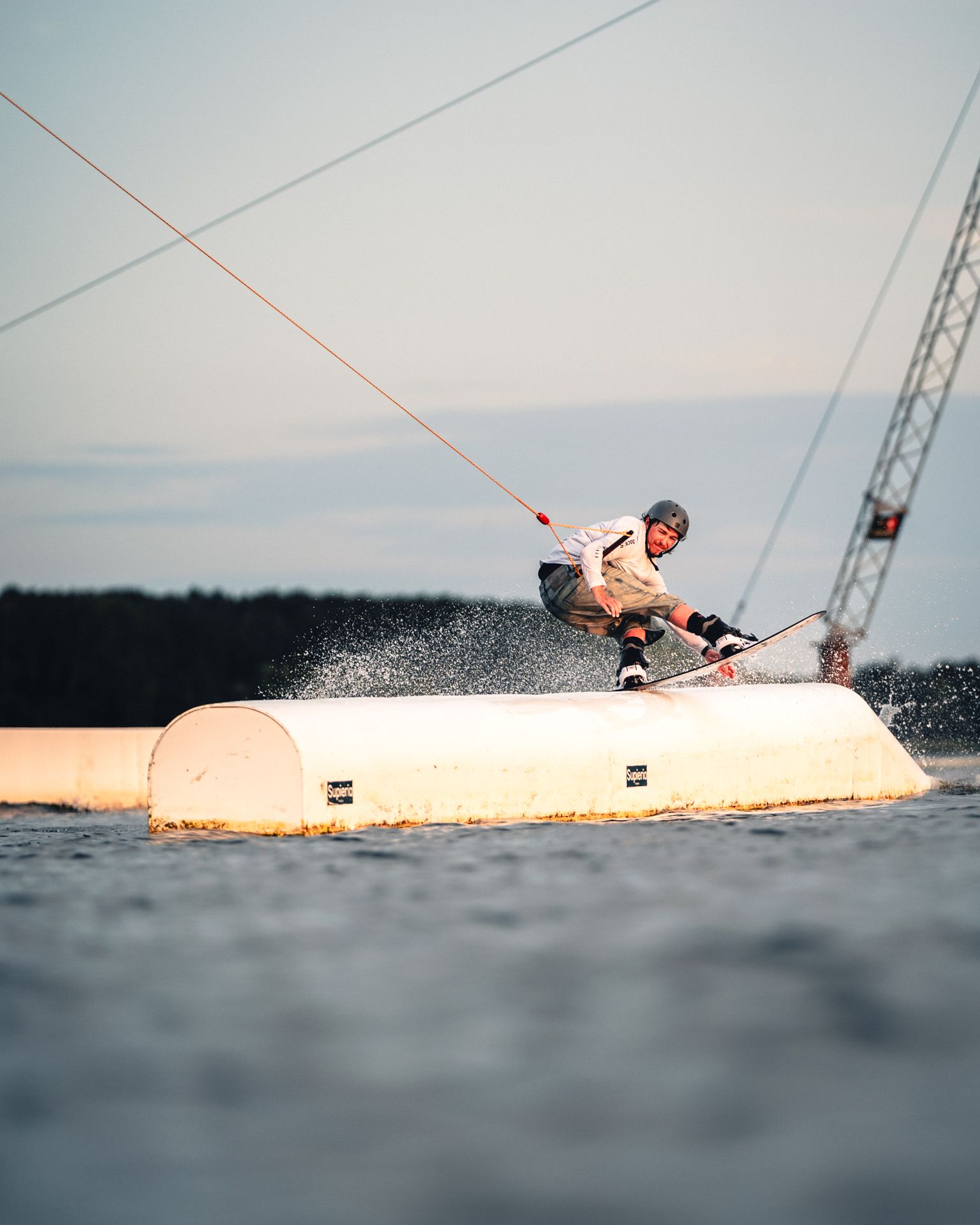 Wakeboarder auf dem Supieria Obstacle